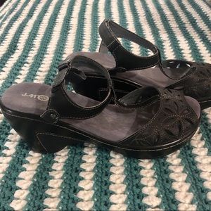 🆕 Woman’s short wedge heel sandal 🖤